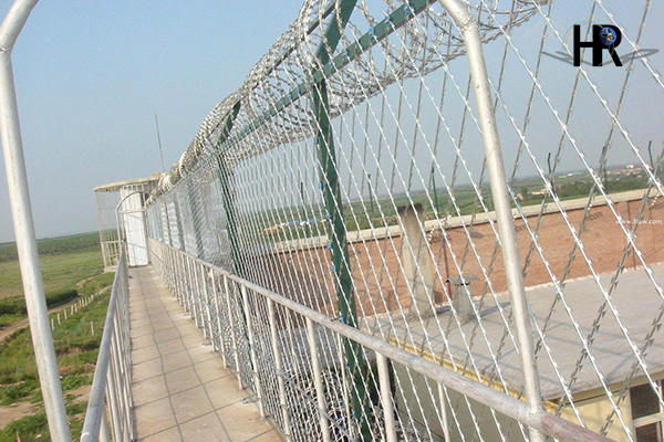 草原牧區(qū)不銹鋼刺繩圍欄網(wǎng)應用 草原牧區(qū)不銹鋼刺繩圍欄網(wǎng)應用